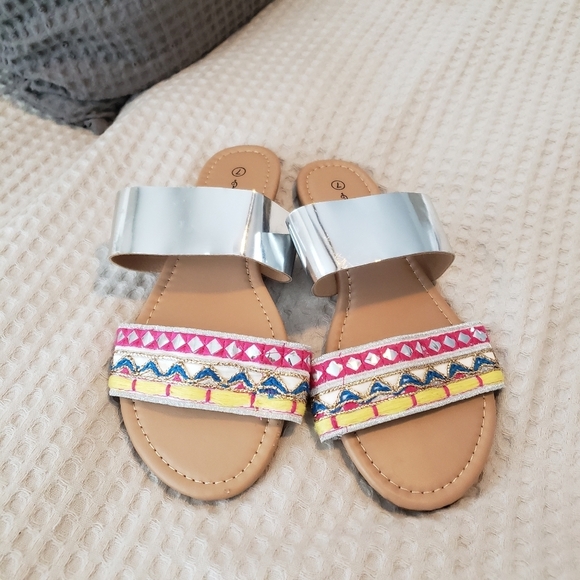 NEW! WOMEN'S METALLIC SLIDES SANDALS AZTEC SILVER PINK SIZE 7 DOUBLE CROSS - Picture 1 of 4